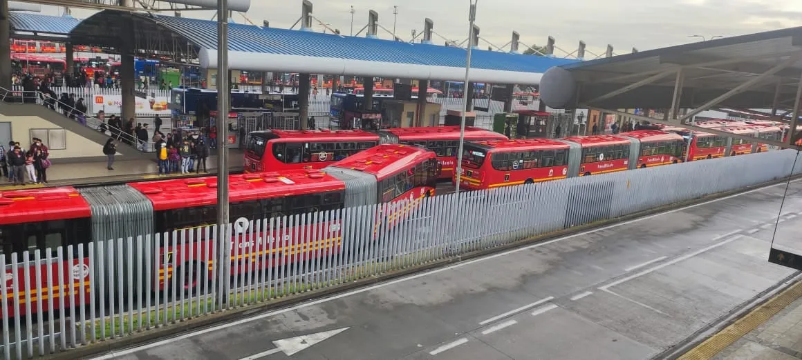 Por protestas, hay caos en el tránsito en el sur de Bogotá: cerrado el Portal de las Américas de Transmilenio y al menos cuatro estaciones más