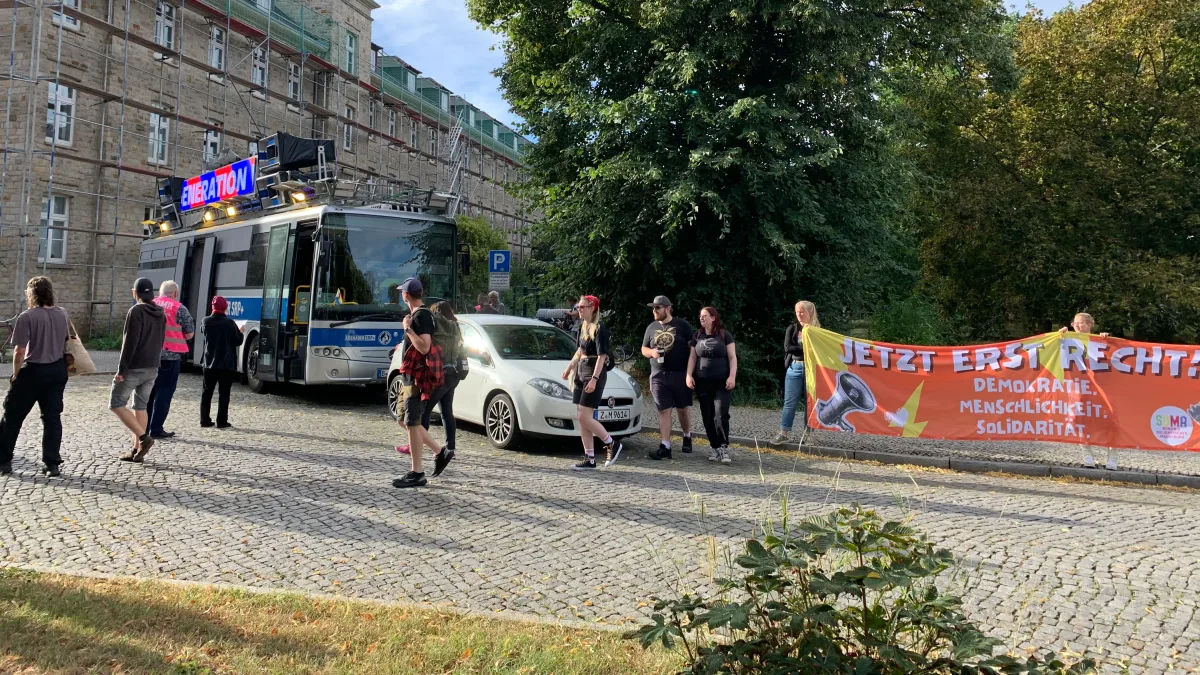 Deutschland-Liveblog: Friedlicher Protest vor Kongress der „Generation Deutschland“