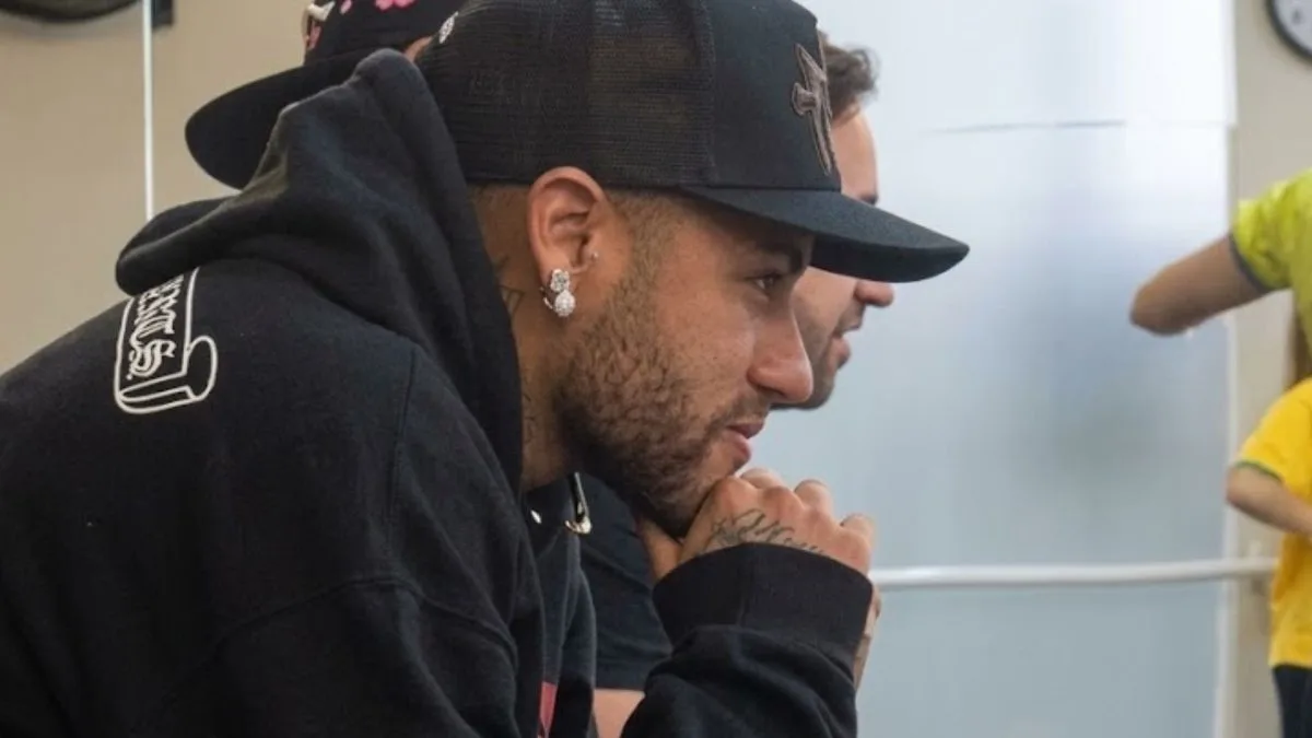 Neymar se emociona com apresentação de balé e mostra lado ‘artilheira’ de Mavie; assista