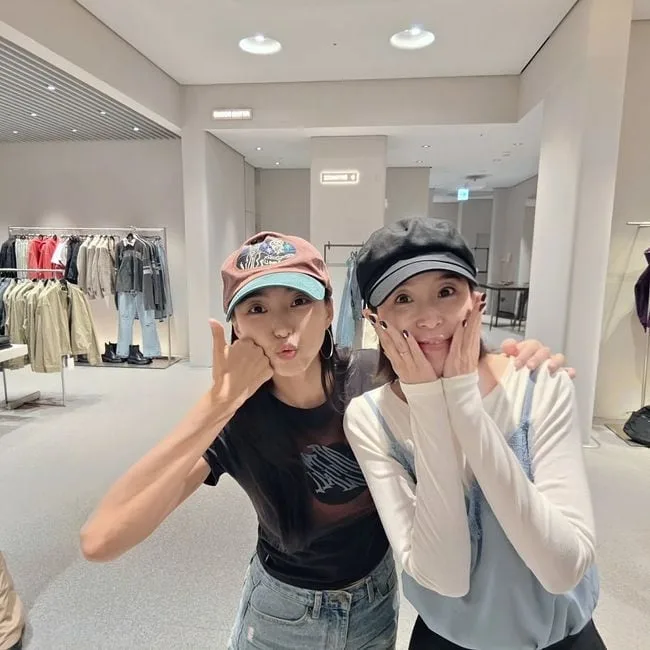 신지, 쇼핑하다 우연이 만난 女연예인…모자 쓰고 있어도 미모 폭발