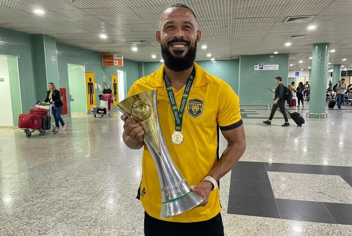 Clube da Série C contrata zagueiro de 41 anos que, ao lado de Thiago Silva, é o mais velho do país
