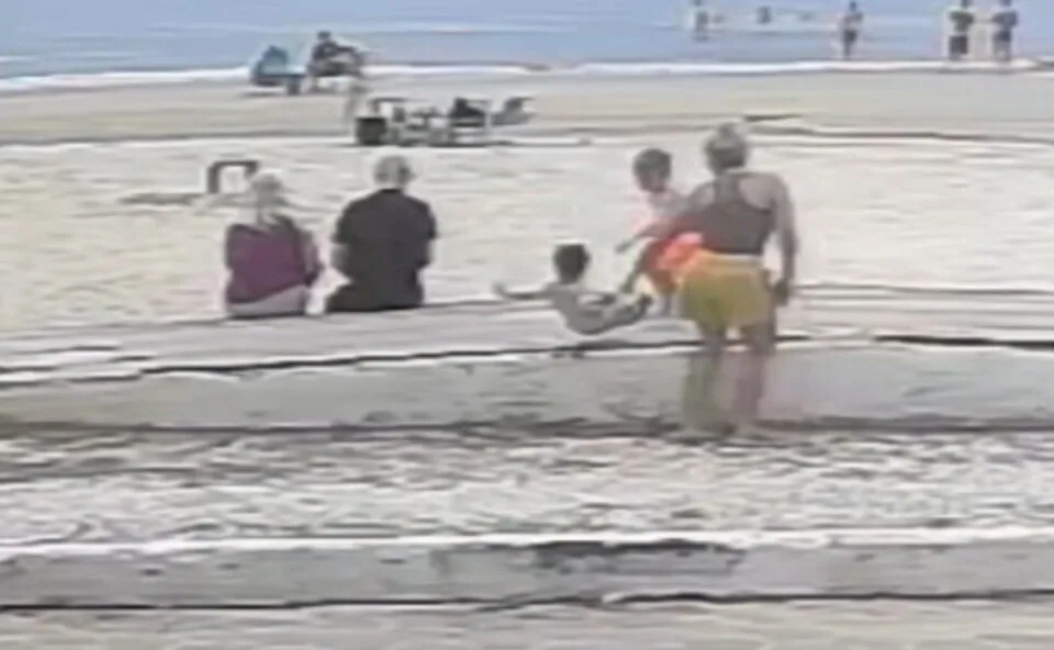 Mãe divulga vídeo de filho sendo empurrado por criança na praia de Matinhos e busca responsável; assista