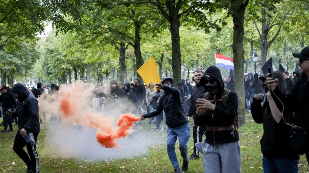 Gewaltsame Zusammenstöße mit rechtsextremen Demonstranten in Den Haag