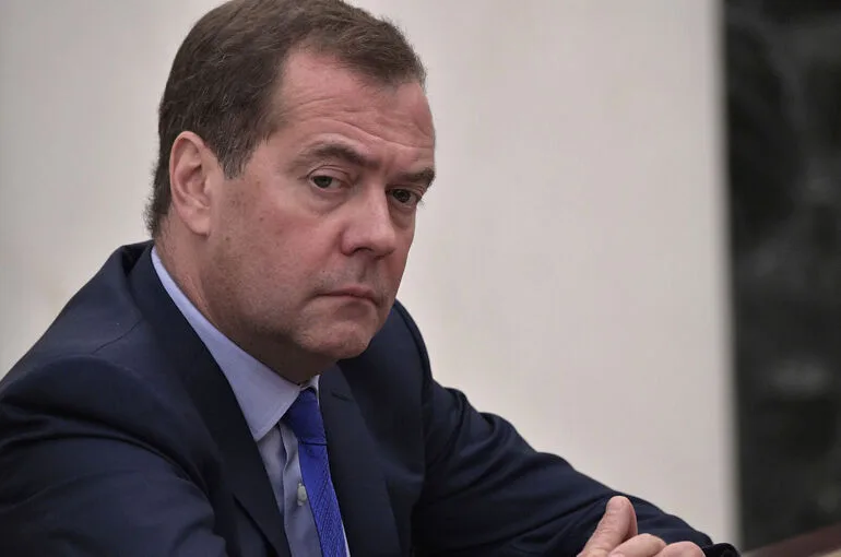 Медведев: В Россию будет возвращаться все больше территорий