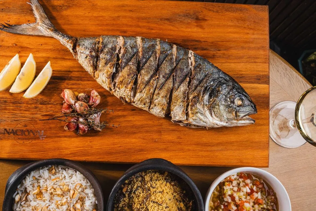 Peixe inteiro assado na parrilla é uma das atrações de restaurante de Curitiba