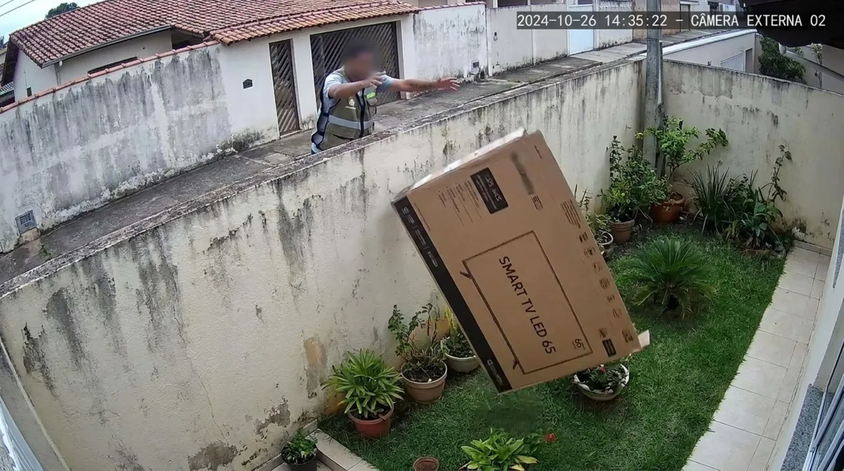 Homem compra TV de R$ 4 mil, mas não estava em casa para receber, ao checar as câmeras da residência, vê o entregador jogando o pacote por cima do muro, destruindo completamente o produto