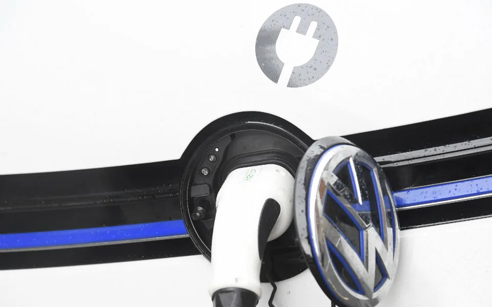 Carregamento inteligente de veículos elétricos pode poupar à Europa 10 mil milhões em rede, segundo estudo europeu