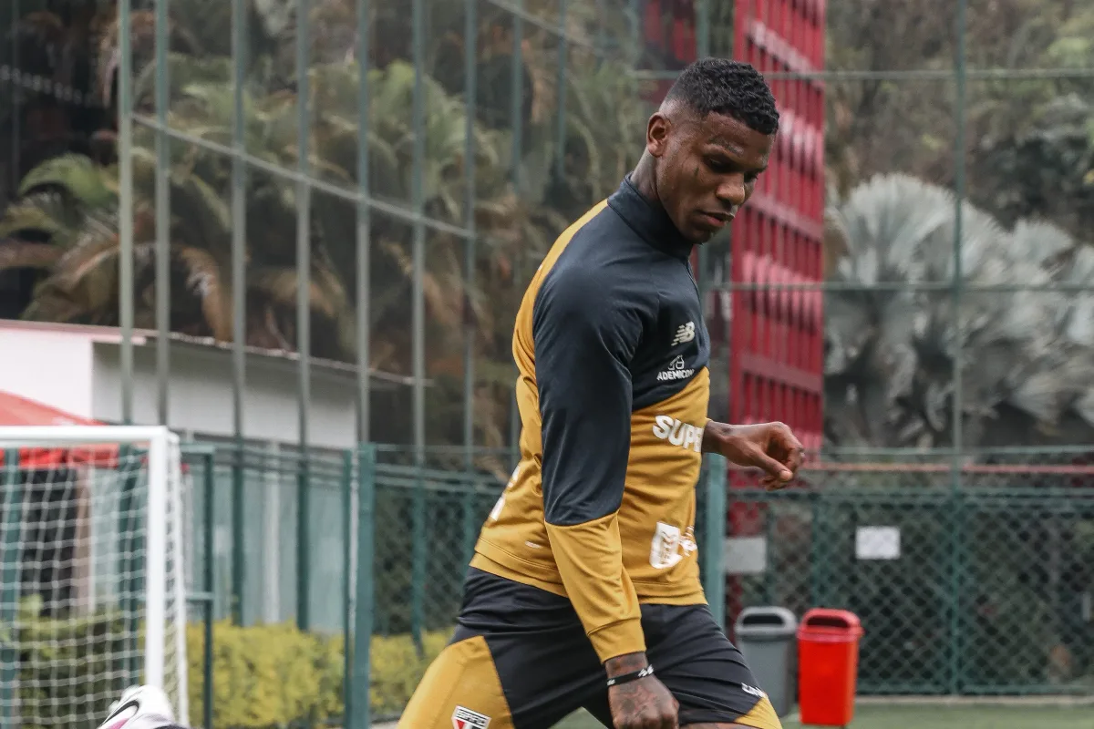 São Paulo faz ajustes para pegar o Bragantino; Arboleda e Victor Sá evoluem em recuperação
