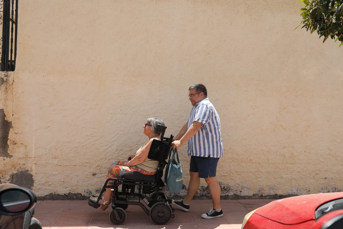 Casi la mitad de las cuidadoras familiares dedica más de diez horas diarias y lleva más de ocho años en esa tarea