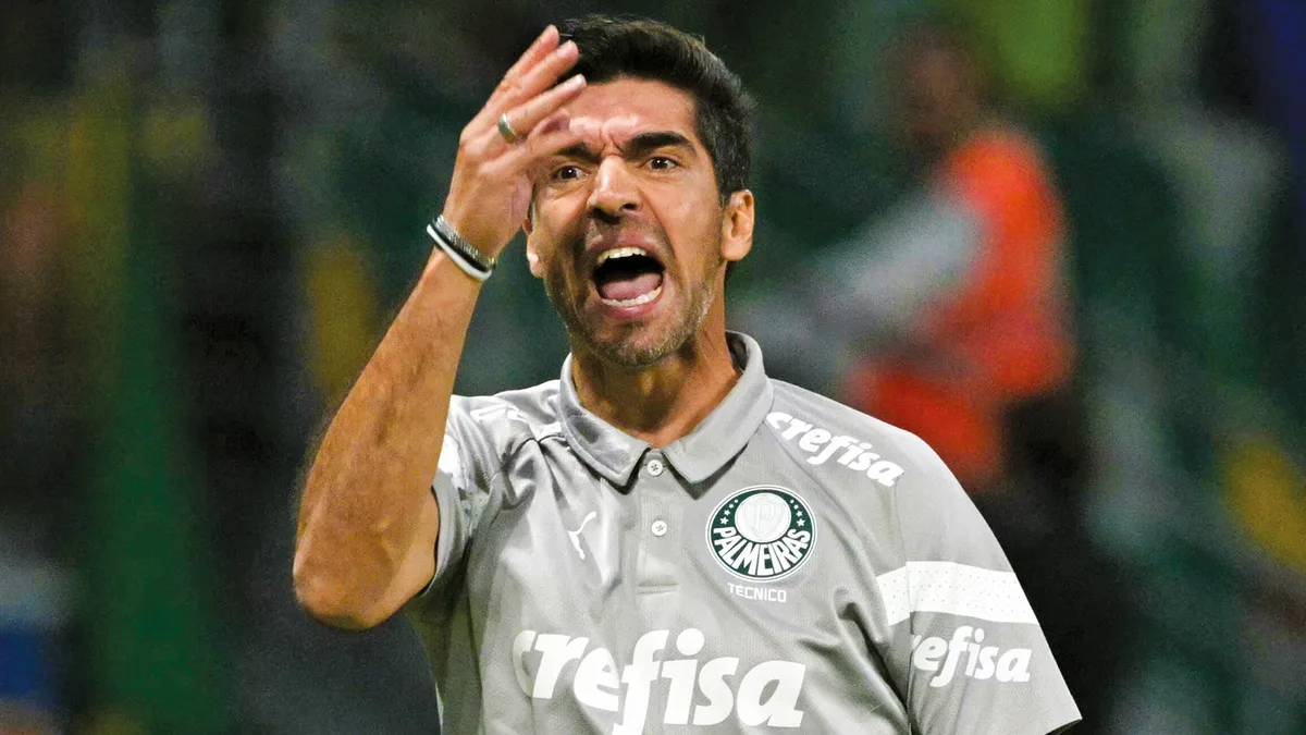 Abel Ferreira é suspenso por três jogos após chutar microfone