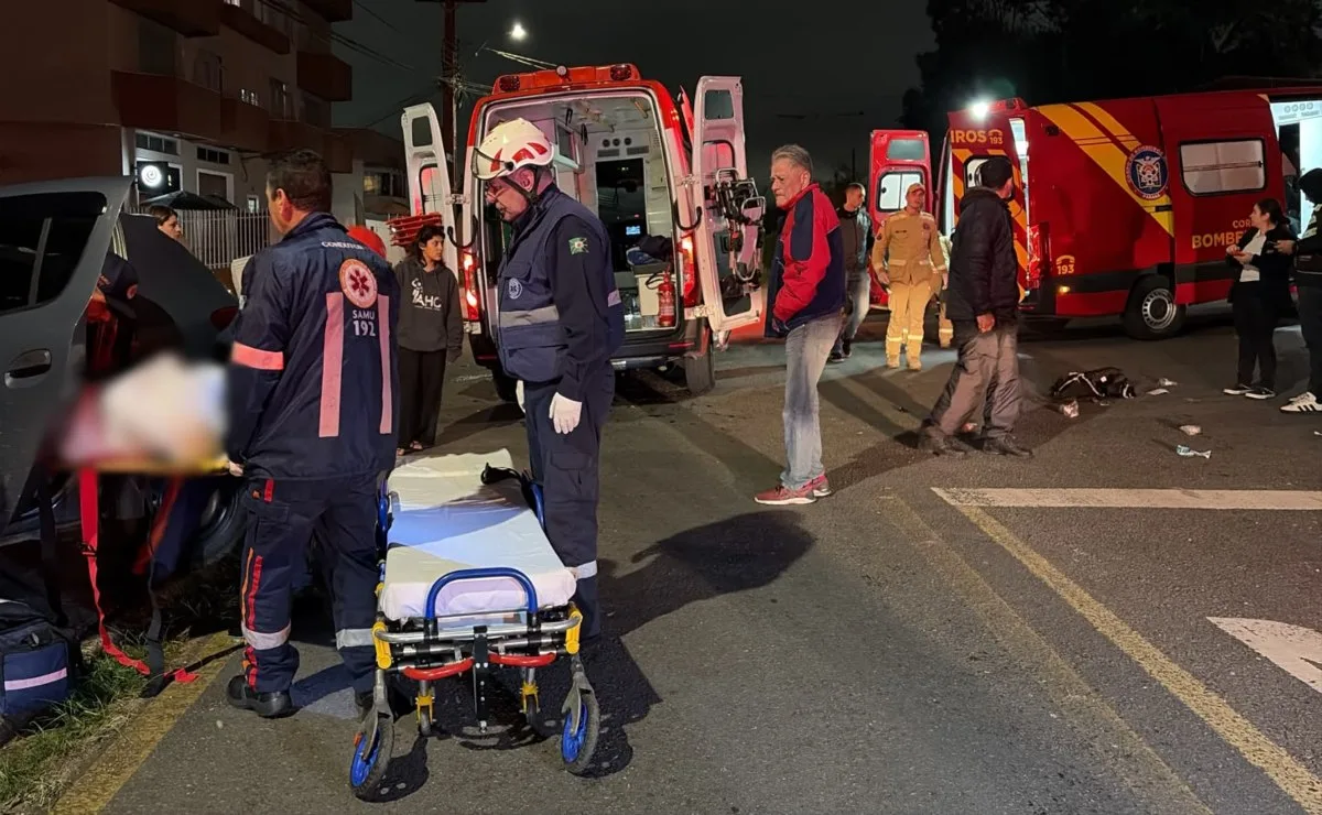 Motociclista é socorrido em estado grave após acidente com carro de aplicativo em Curitiba; passageira também fica ferida