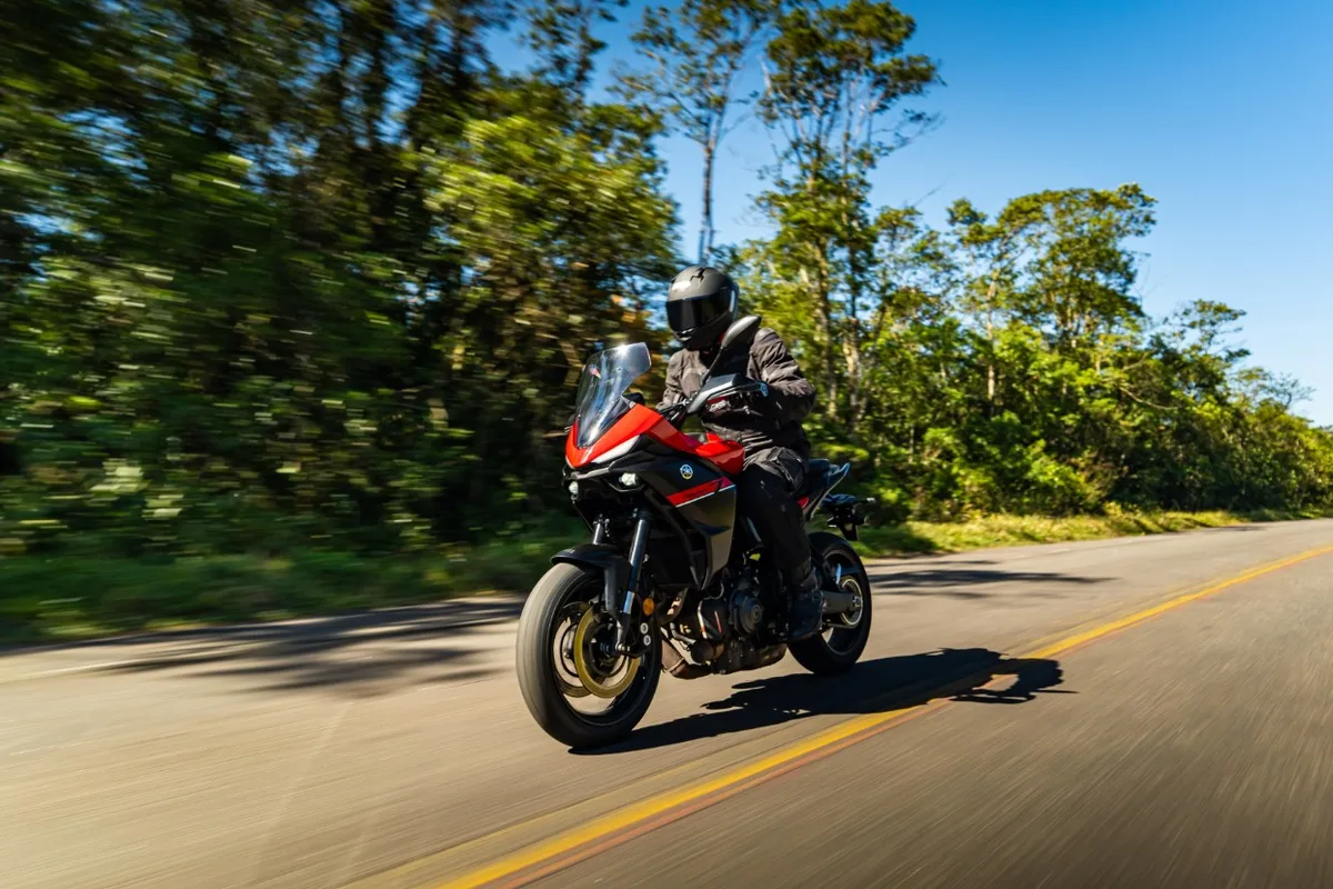 Yamaha Tracer 7 e R7 chegam ainda em 2026 com motor de 690 cilindradas