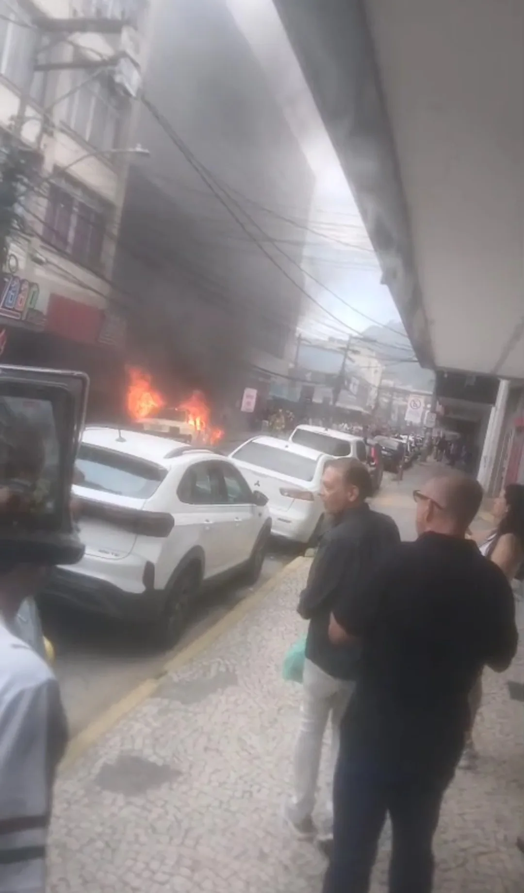 Carro pega fogo em frente a shopping no Centro de Teresópolis