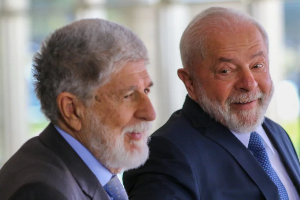 Amorim recebe opositores de Milei para normalizar relações entre Brasil e Argentina