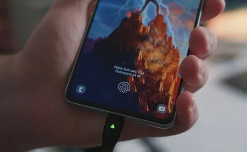 ¿Es malo usar el celular mientras está cargando?