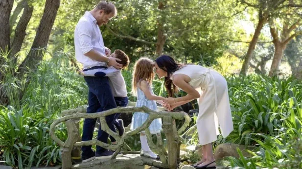 Chegada de príncipe Harry e Meghan Markle ao Reino Unido estaria deixando vizinhos apreensivos; saiba o motivo Chegada de príncipe Harry e Meghan Markle ao Reino Unido estaria deixando vizinhos apreensivos; saiba o motivo