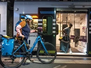 REPORTAGE. À bord du TER vers Saint-Malo avec le ballet des vélos