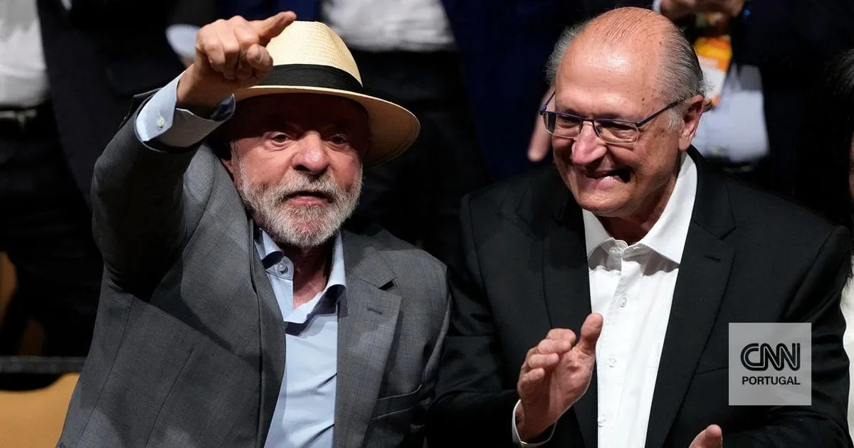 Lula apela à história e Flávio Bolsonaro vai a Copacabana: começa a campanha eleitoral no Brasil