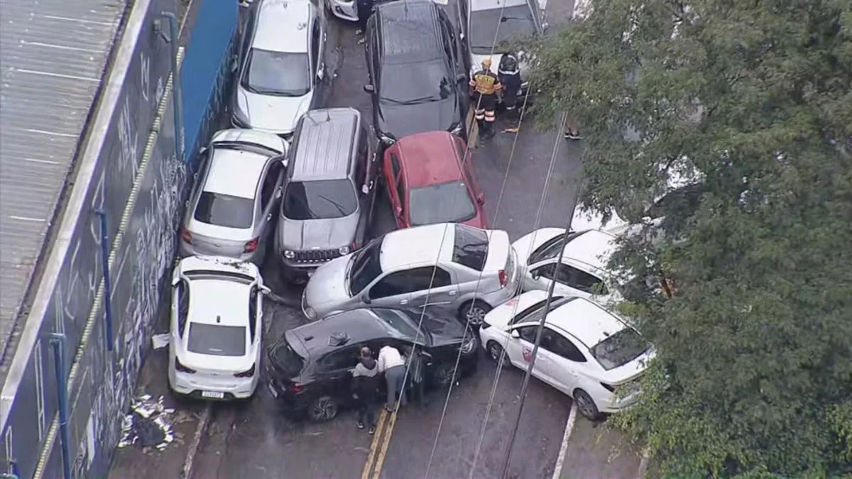 Cenário impressionante: cerca de 30 carros ficam amontoados após enchente em São Paulo