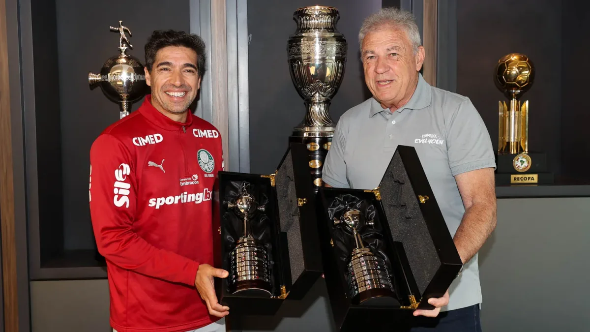 Abel Ferreira visita sede da Conmebol e recebe réplicas de taças conquistadas