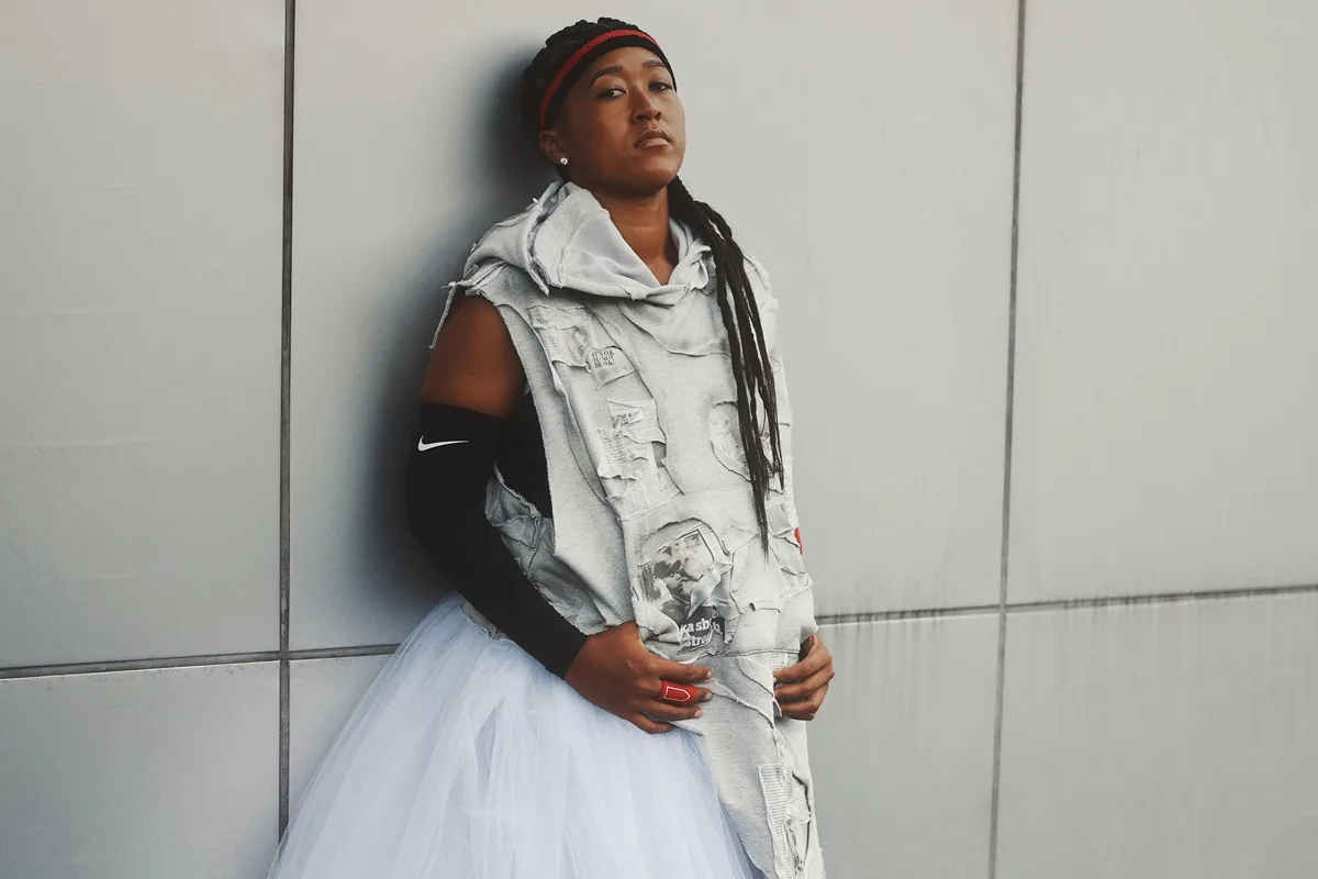 Law Roach veste Naomi Osaka com trechos de jornais sobre feitos da tenista