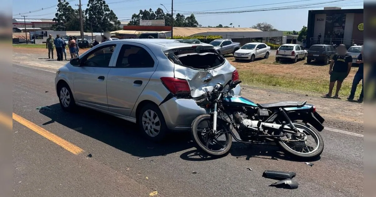 Colisão entre carro e moto deixa duas pessoas feridas na PR-218