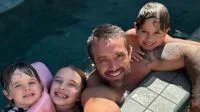 Noiva enfrenta dificuldade inesperada ao colocar aliança no dedo do noivo, padre dá risada e diz: ‘Vai devagarinho que vai’