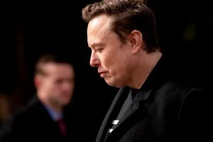 Musk acusa rivais de bloquear Starlink na Índia e mira magnata: “Verdadeiro chefe”