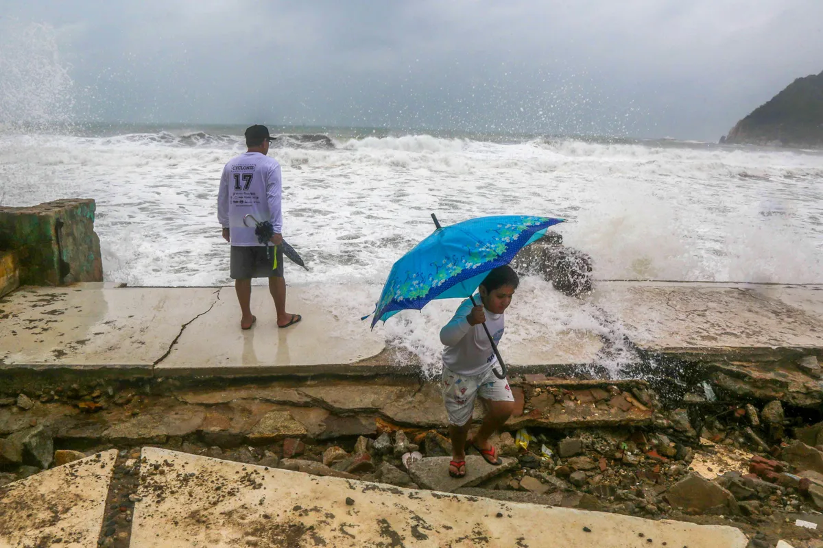 Huracán ‘Isaías’ y tormenta tropical ‘Simón’ dejan afectaciones en costas del país; cierran puertos en el Golfo de México y el Mar Caribe
