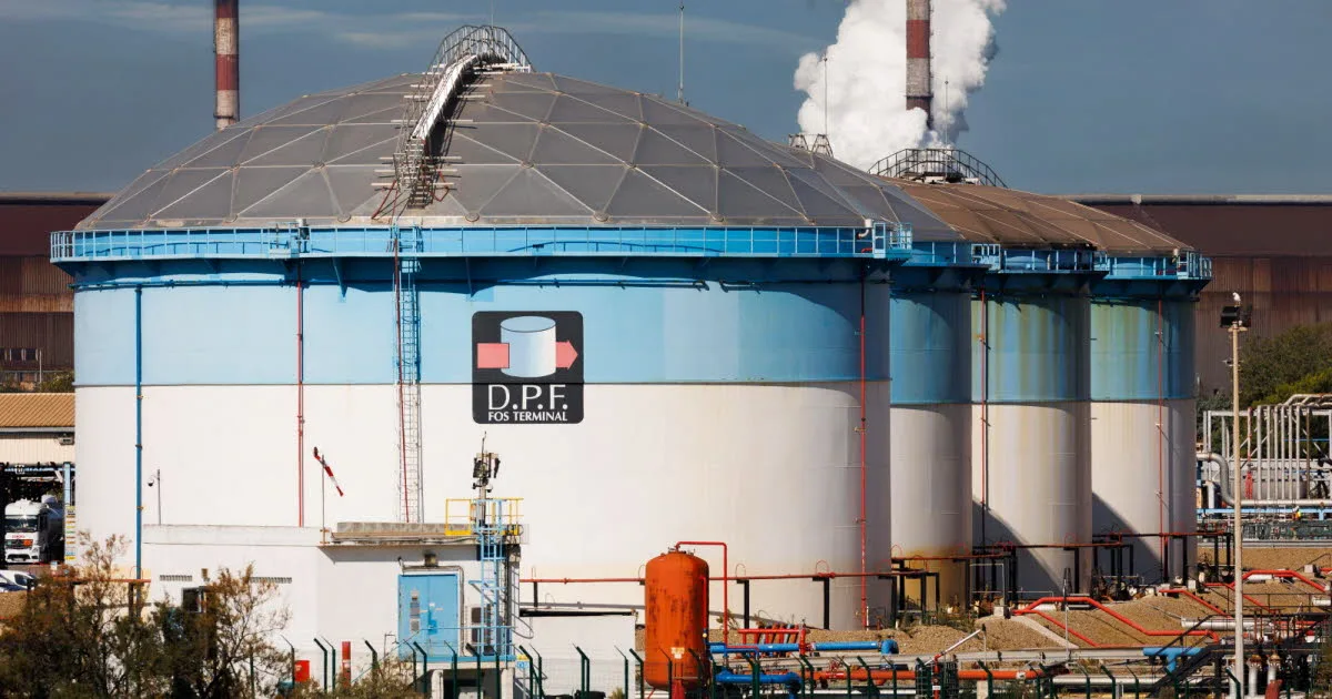 Bouches-du-Rhône. Prix des carburants : des pêcheurs bloquent un dépôt pétrolier à Fos-sur-Mer