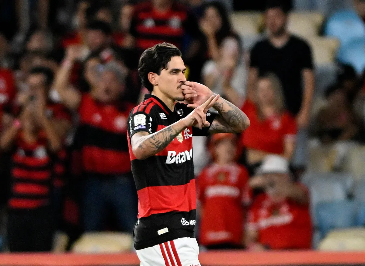 Pedro reclama com Leonardo Jardim ao ser substituído no jogo do Flamengo: "Todo jogo?"