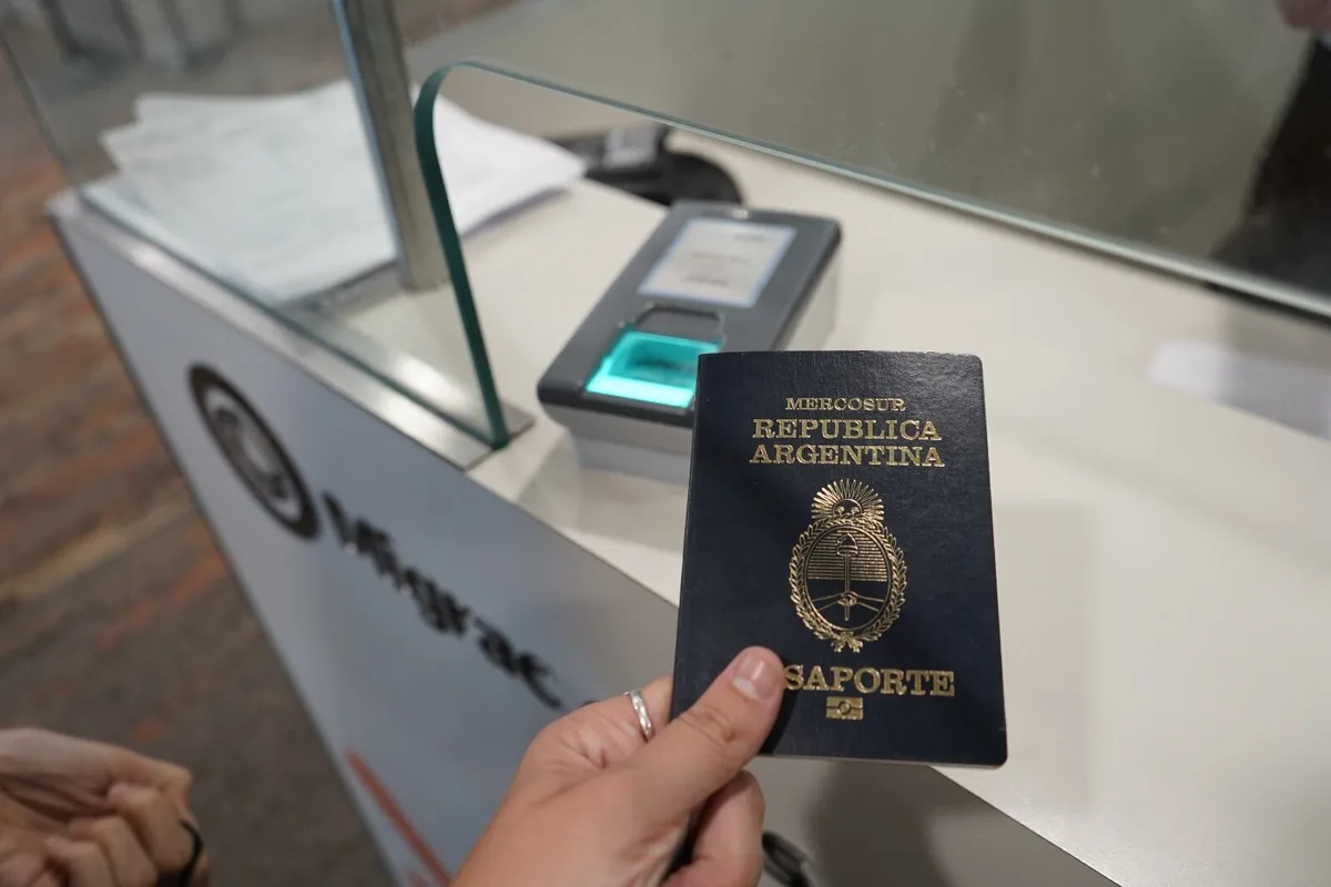 Una empleada estatal viajó a Europa mientras tenía carpeta médica y la echaron: reclamó una indemnización y la Justicia no dudó