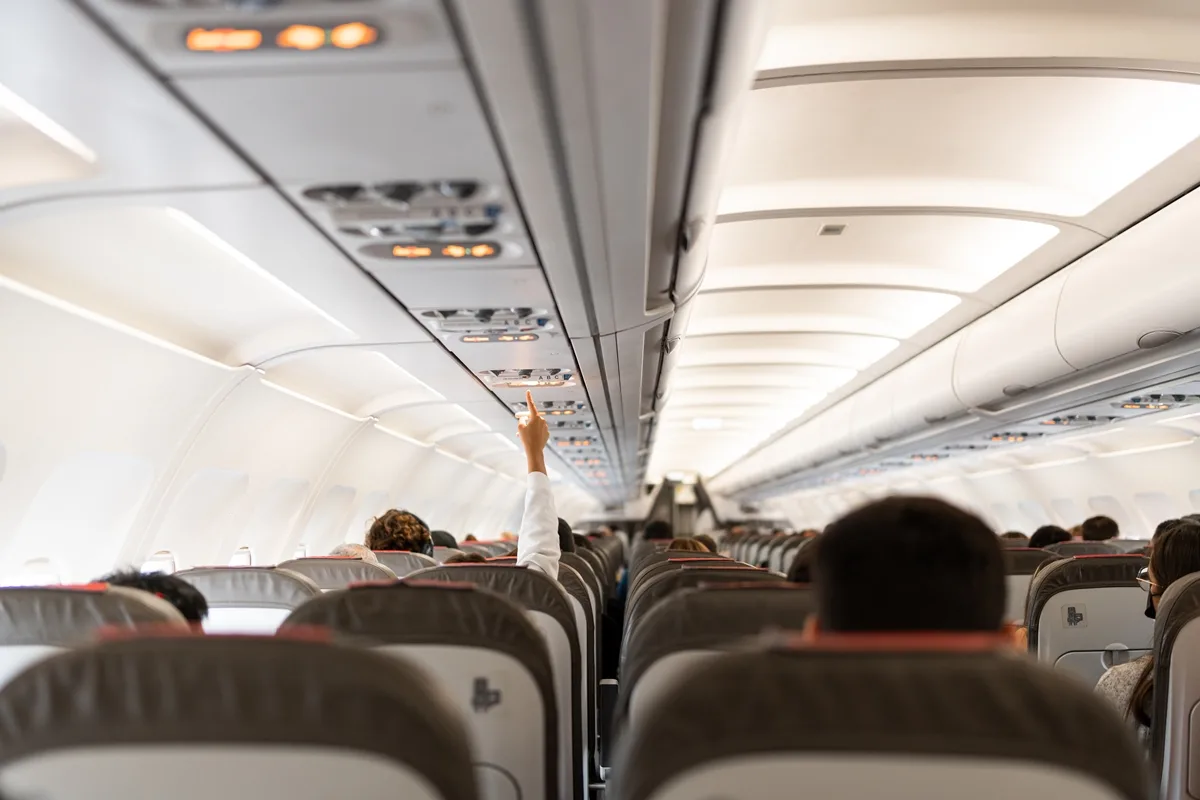 Pesquisa revela atitudes que mais irritam passageiros de avião; confira