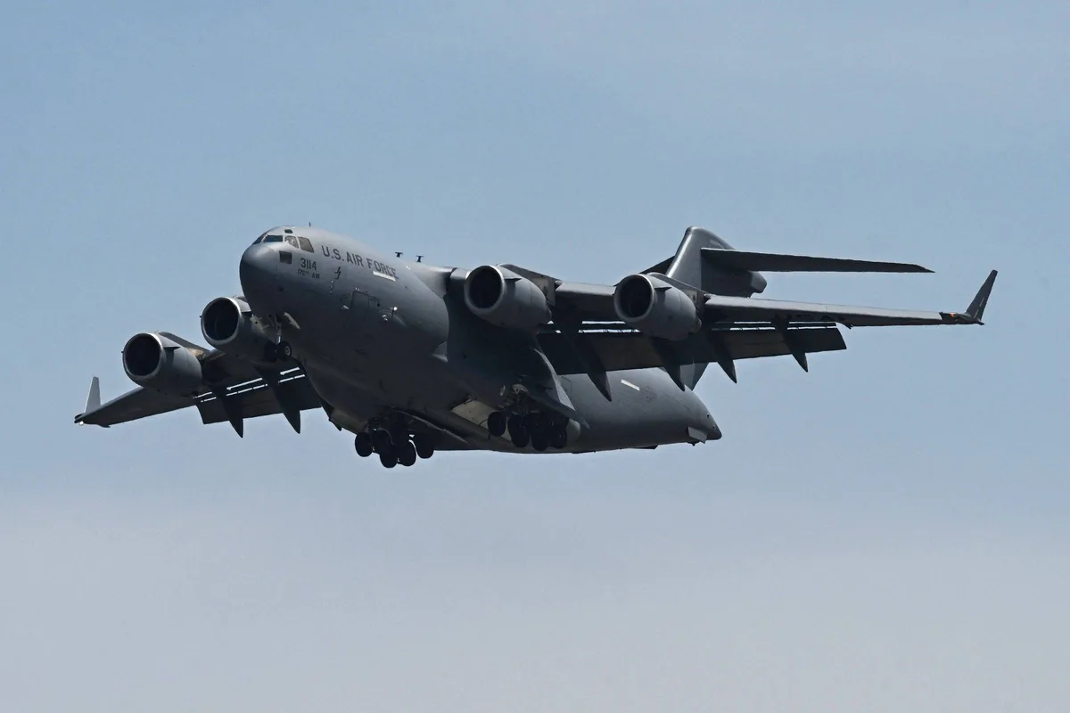 Avião militar dos EUA faz voo misterioso até Moscou