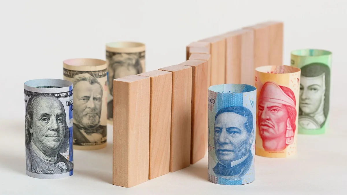 Peso registra su peor jornada en 6 meses y alcanza 17.5 unidades por dólar