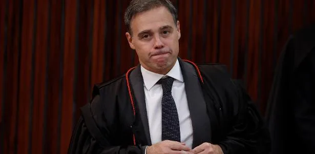PF desmente Mendonça, e Zanin ordena entrega de cópia de celular de Vorcaro