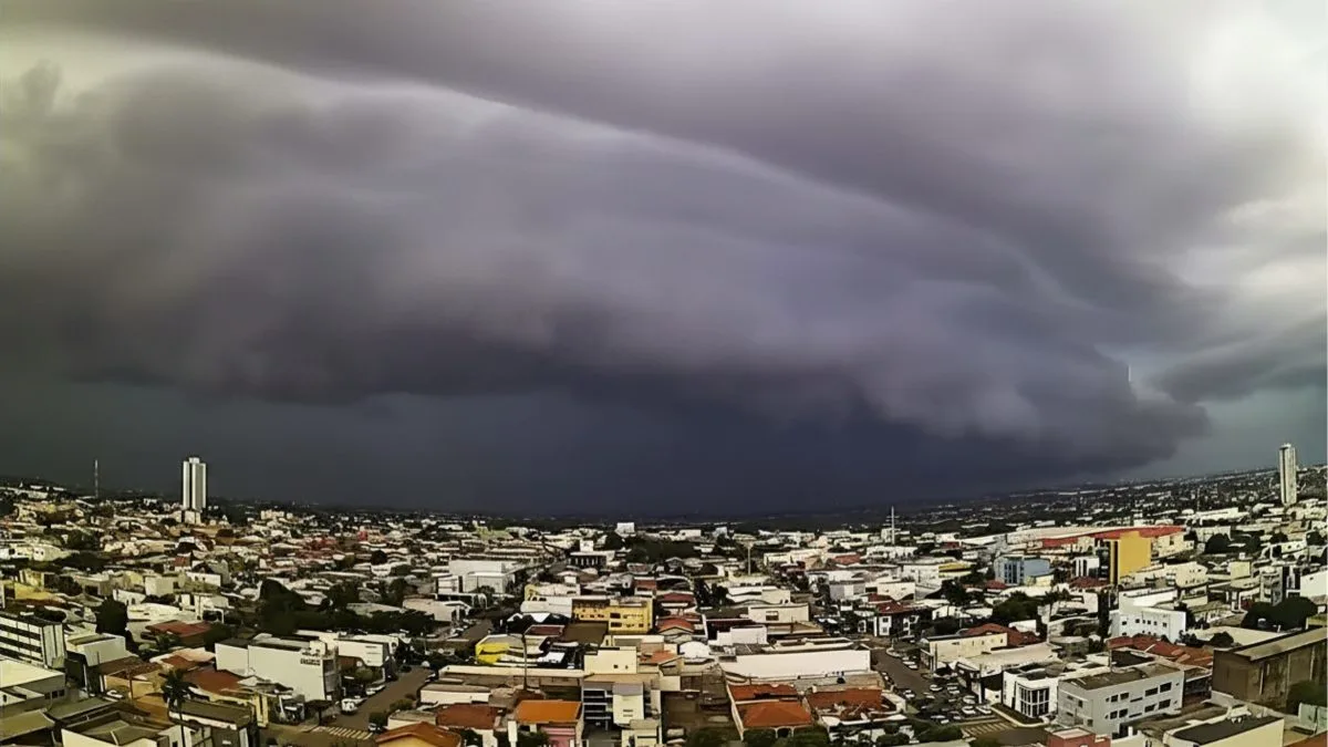 Ciclone extratropical provoca reviravolta com avanço de frente fria nas próximas 24 horas; veja estados atingidos por temporais e ventos de até 100 km/h