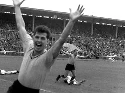 Zum ersten Mal im Video: So (ungefähr) sah das erste Tor der Bundesliga-Geschichte aus