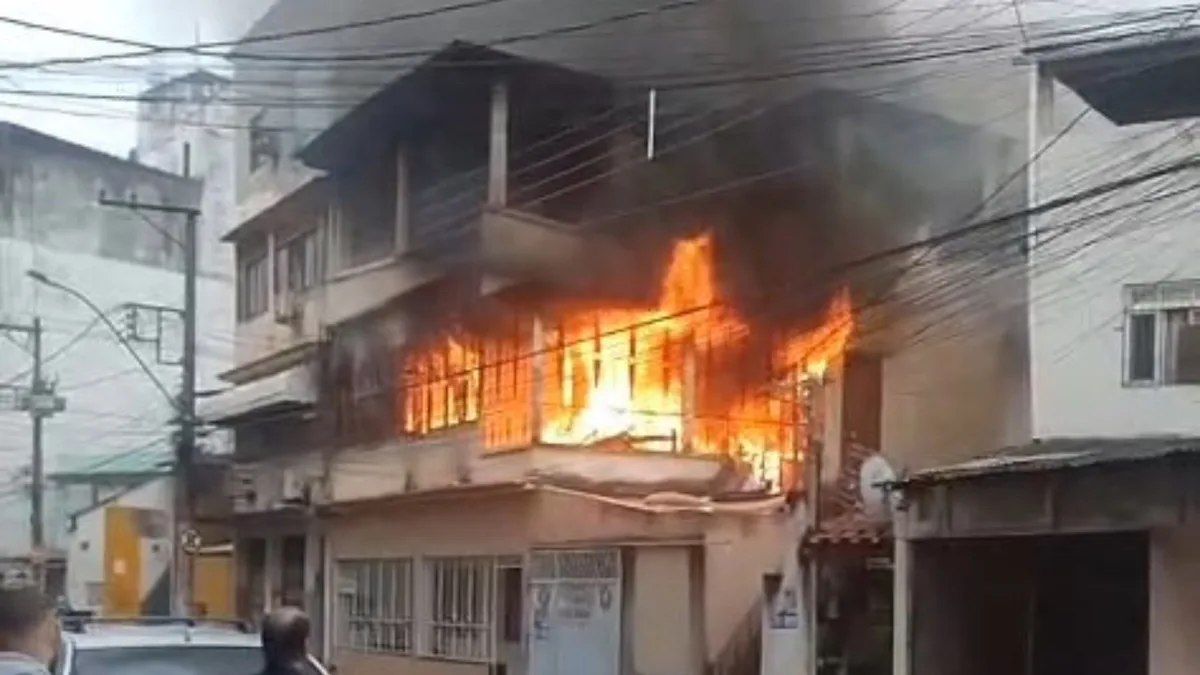 Incêndio atinge casa e mobiliza evacuação de vizinhos em Cariacica; vídeo