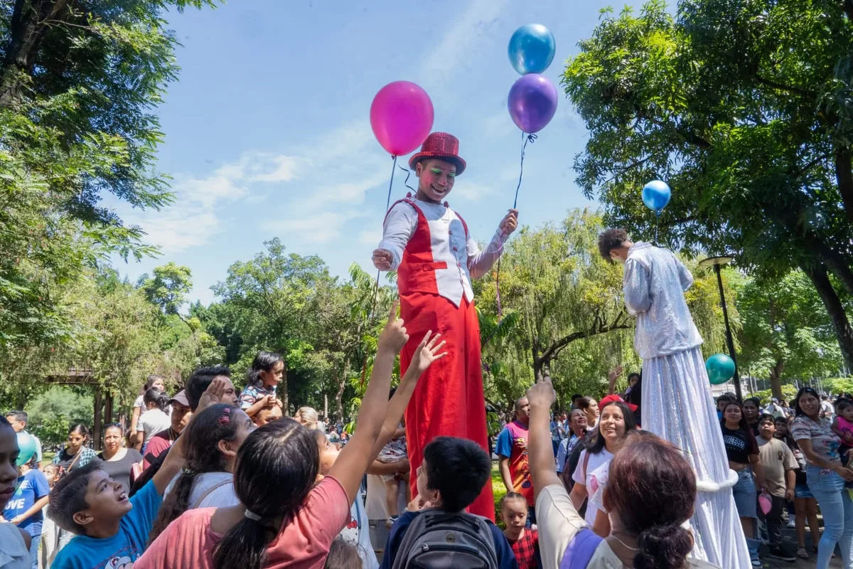 En fotos: La megafiesta que la capital salvadoreña organizó para miles de familias en el Parque Cuscatlán durante el Mes de la Niñez