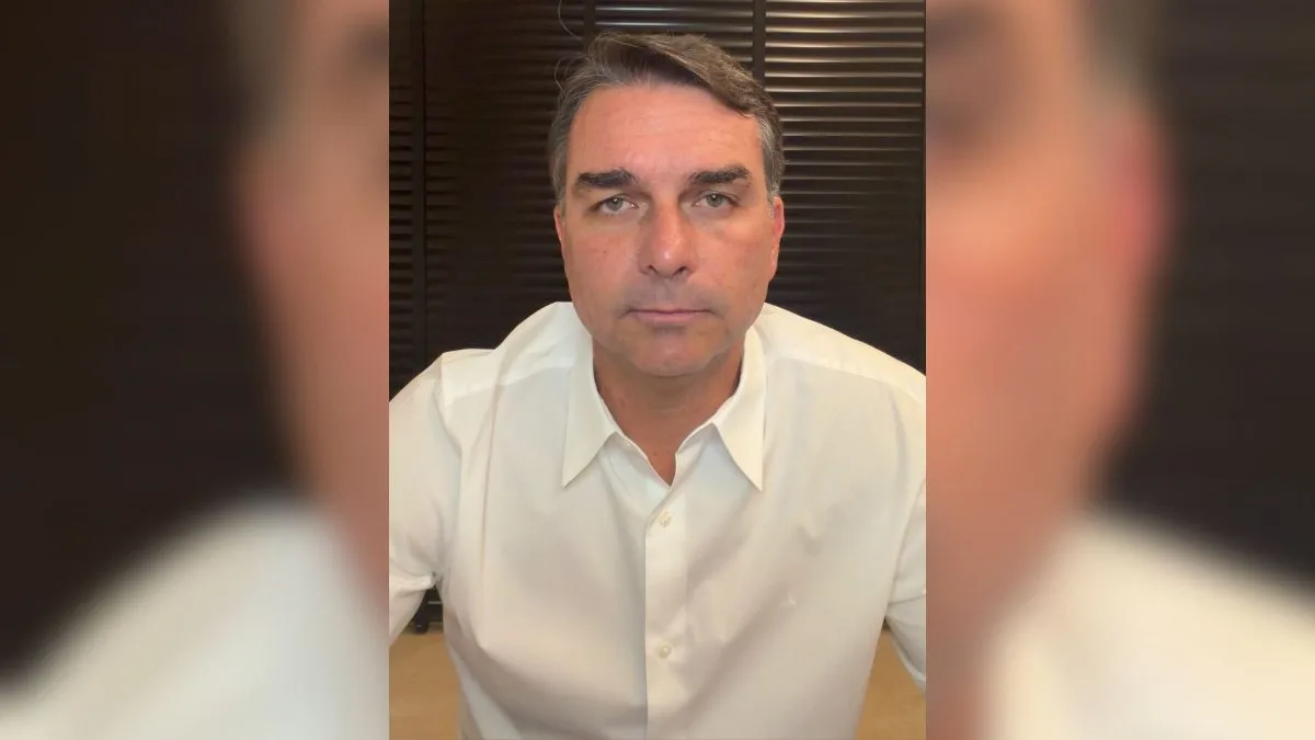 Após faltar ao debate, Flávio Bolsonaro divulga vídeo e afirma: ‘Eu quero debater com quem está destruindo o Brasil’