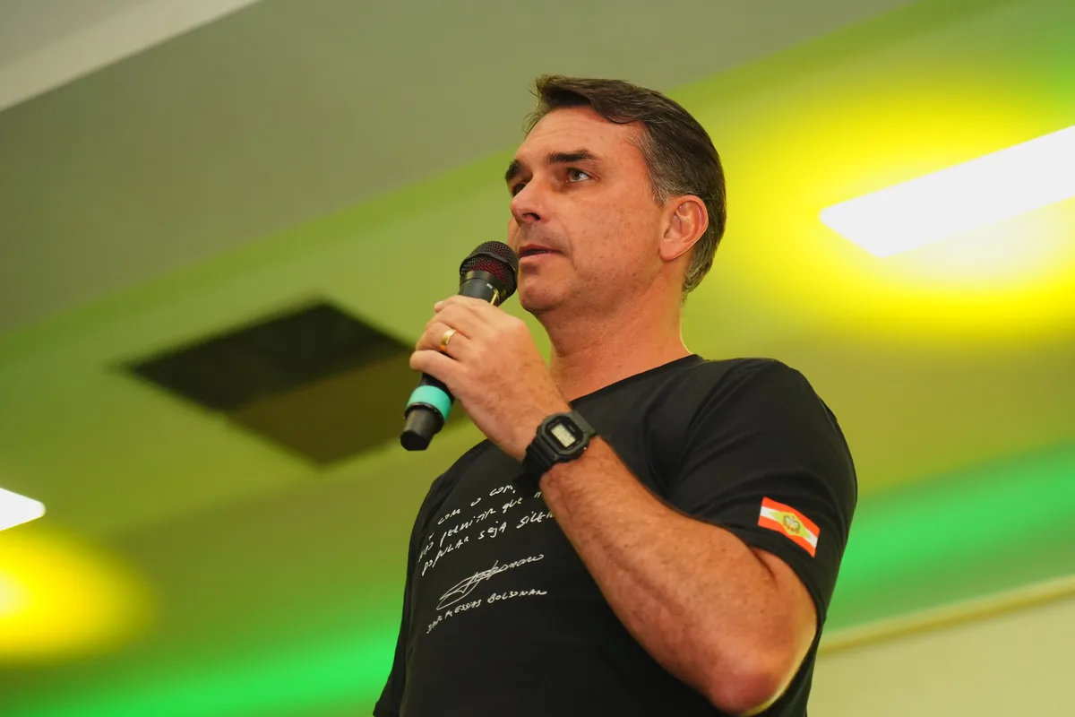Flávio Bolsonaro admite mudanças na PEC do fim da escala 6x1 se for eleito
