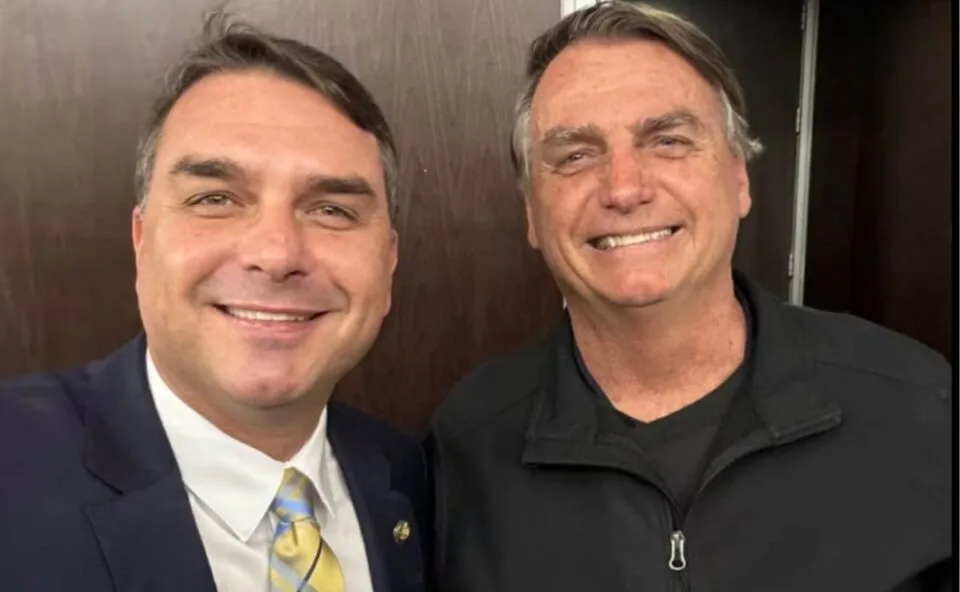 Moraes libera Flávio Bolsonaro para visitar o pai após três meses de suspensão