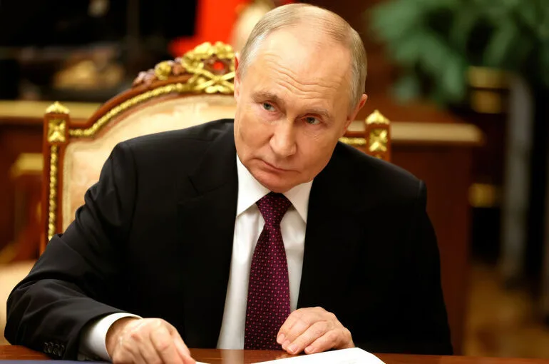 Путин поручил принять программу восстановления логистических мощностей