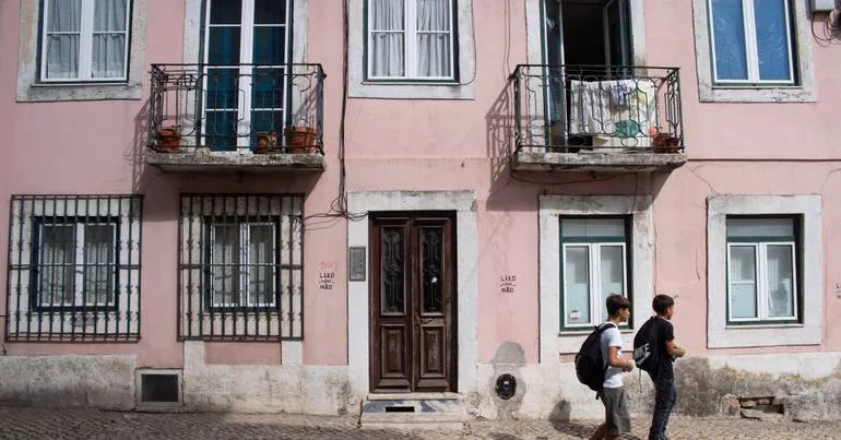 Metade dos adultos que vivem na pobreza têm emprego