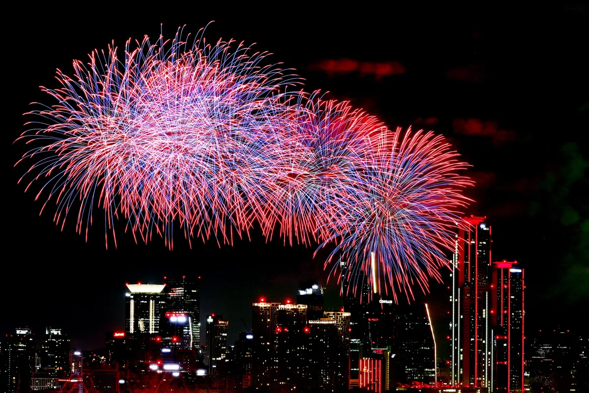 “불꽃축제 명당 돗자리 30만원” “고층 거실 대여 90만원”