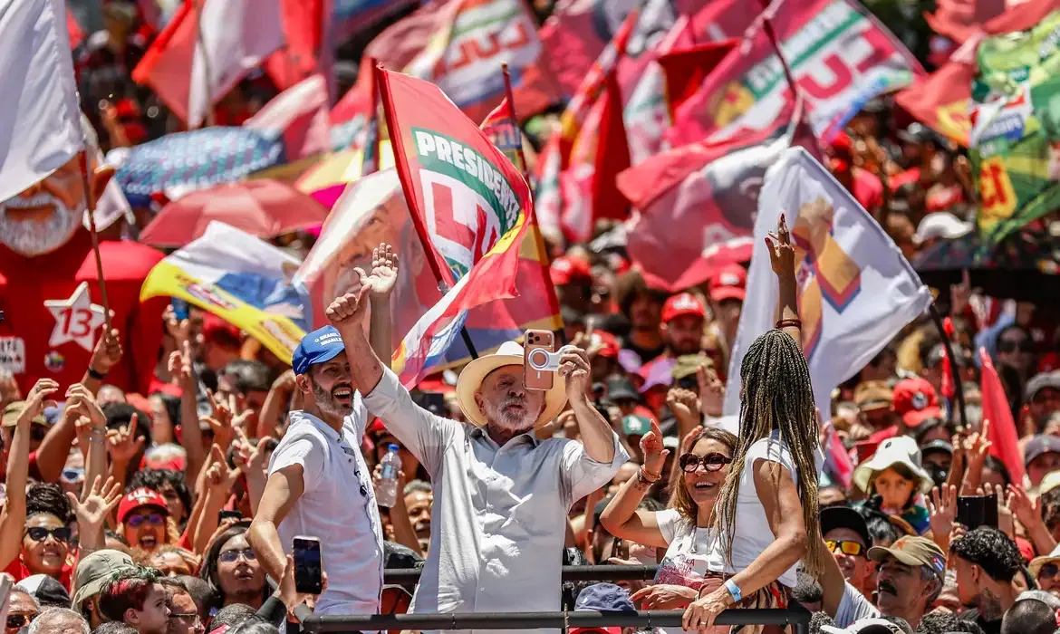 Lula cita fascismo, 'assassinos' da pandemia e Master para atacar Flávio em primeiro ato do 2º turno