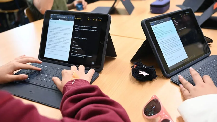 Künstliche Intelligenz: Umfrage: fast alle älteren Schüler nutzen KI für Hausaufgabe