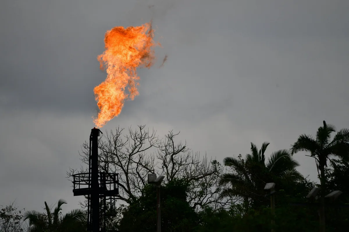 El petróleo cae ante las expectativas de un acuerdo entre Irán y Omán para reabrir Ormuz, mientras EEUU intensifica la presión sobre Teherán
