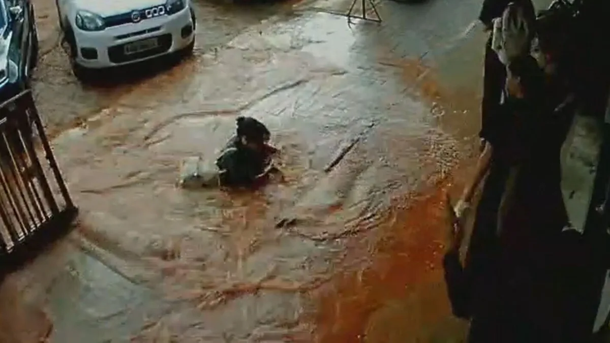 VÍDEO: mulher cai em cratera alagada em avenida comercial no DF